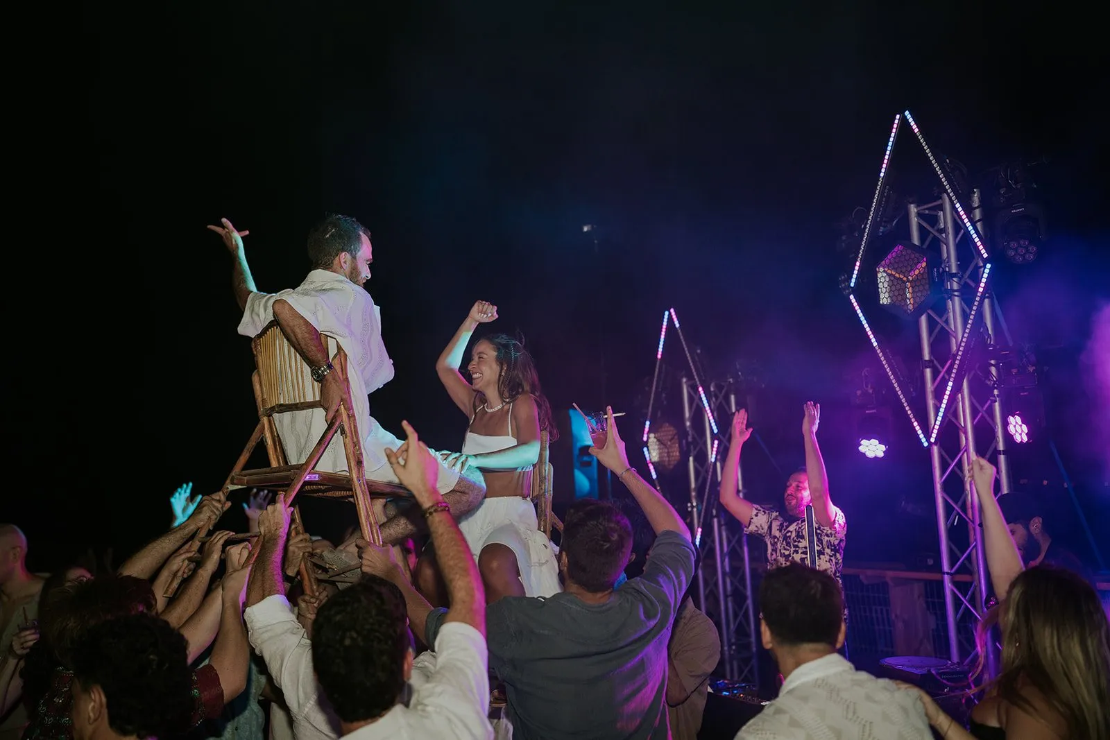 קרני לייזר מעל הרחבה