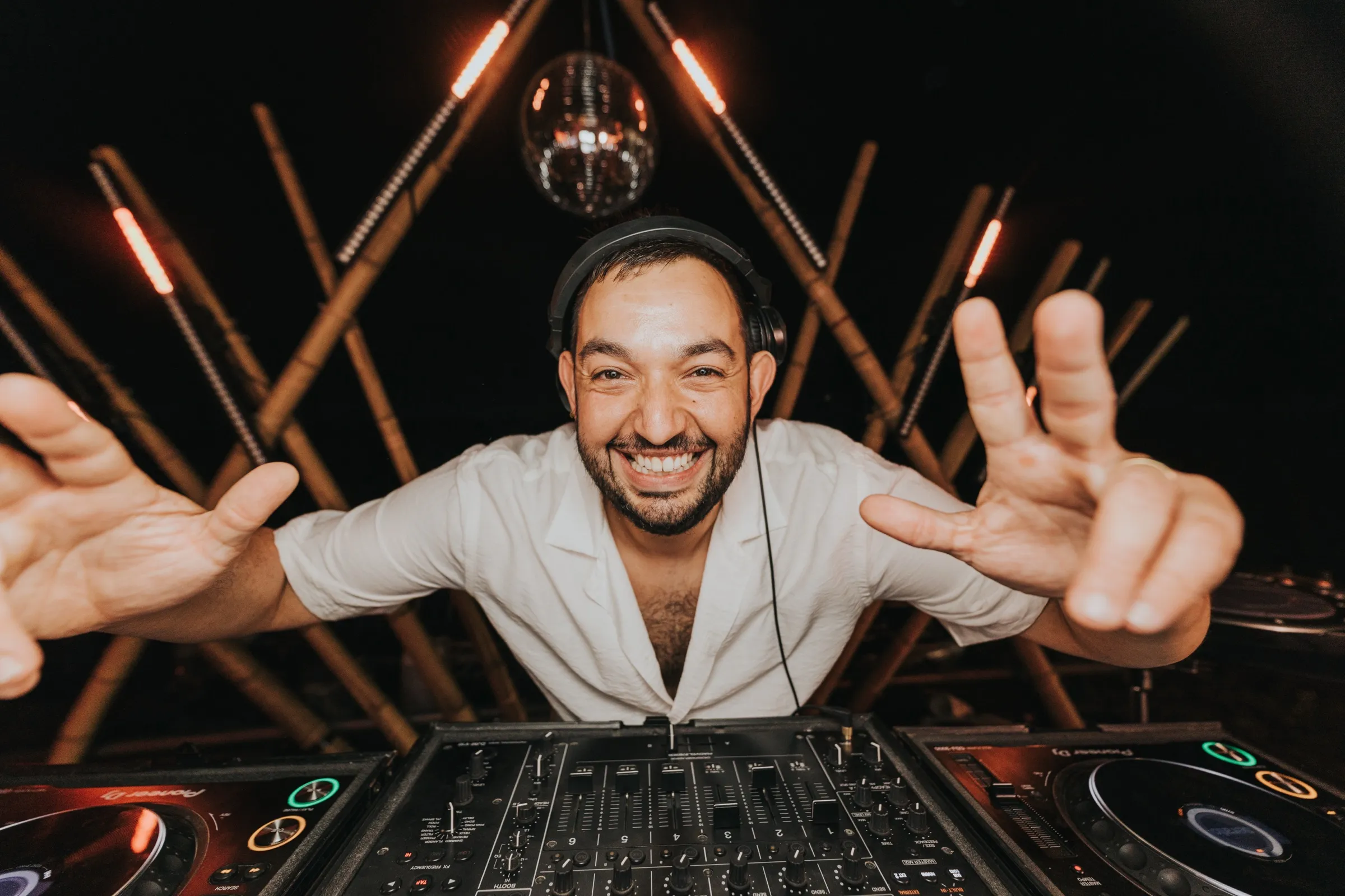 סרטון מרחבת ריקודים בחתונה עם DJ Mayd